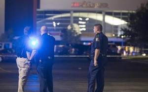 Kẻ bịt mặt điên cuồng tấn công rạp chiếu phim 'Max điên"